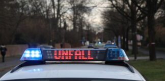 Polizeifahrzeug mit Laufschrift: Unfall