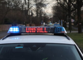 polizeifahrzeug mit laufschrift: unfall