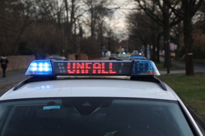 Polizeifahrzeug mit Laufschrift: Unfall