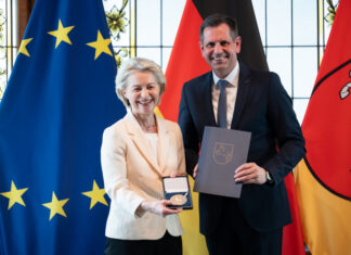 hohe ehrung für europa politikerin ursula von der leyen niedersachsen ehrt dr. ursula von der leyen mit der landesmedaille