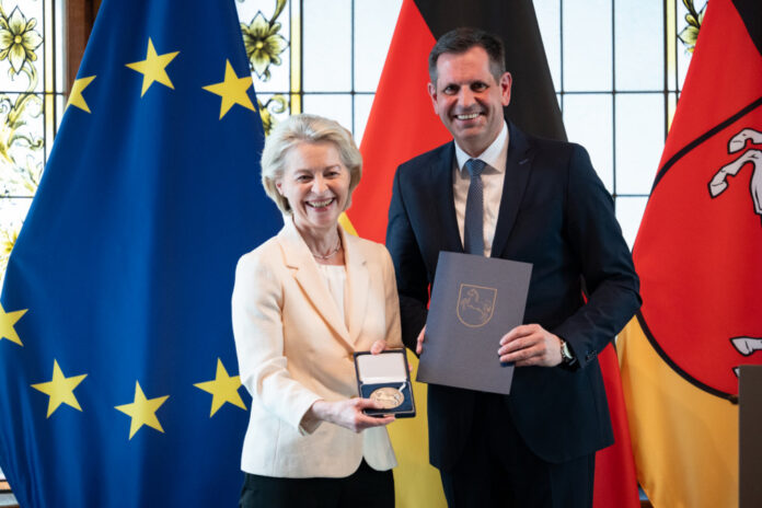 Niedersachsen ehrt Dr. Ursula von der Leyen mit der Landesmedaille Niedersachsen ehrt Dr. Ursula von der Leyen mit der Landesmedaille