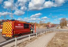 Kerosinaustritt in Lehrte löst Großeinsatz von Feuerwehr und Gefahrgutzug aus Einsatzkräfte des Gefahrgutzuges im Bereitstellungsraum