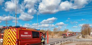 Einsatzkräfte des Gefahrgutzuges im Bereitstellungsraum