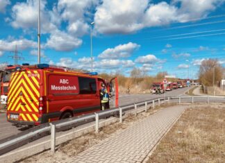 Kerosinaustritt in Lehrte löst Großeinsatz von Feuerwehr und Gefahrgutzug aus Einsatzkräfte des Gefahrgutzuges im Bereitstellungsraum