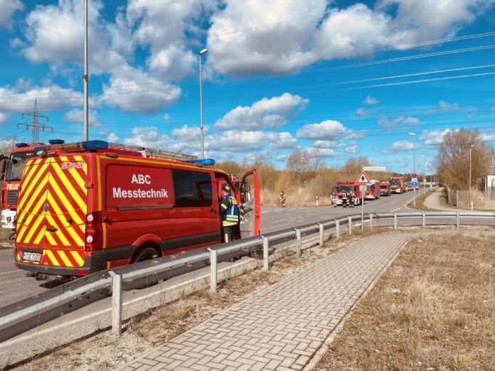 Einsatzkräfte des Gefahrgutzuges im Bereitstellungsraum Einsatzkräfte des Gefahrgutzuges im Bereitstellungsraum