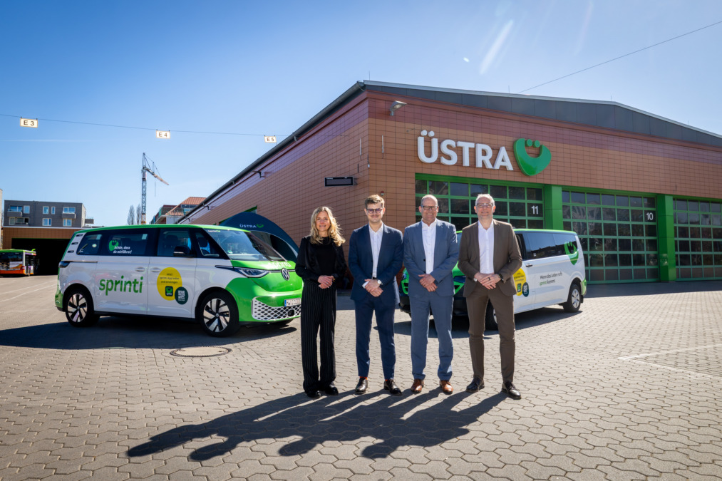 (vp.li.): elke van zadel, üstra vorständin nils köster, geschäftsführer via mobility ulf-birger franz, verkehrsdezernent der region hannover stefan mecha, ceo vw nutzfahrzeuge deutschland.