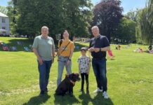 Landesgartenschau Bad Nenndorf überschreitet 100.000-Besuche-Marke (von links): Stadtdirektor Mike Schmidt, Zuzanna Brehova mit Hündin Leya und Tochter Natalia sowie LaGa-Geschäftsführer Benjamin Lotz.