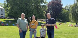 (von links): Stadtdirektor Mike Schmidt, Zuzanna Brehova mit Hündin Leya und Tochter Natalia sowie LaGa-Geschäftsführer Benjamin Lotz.
