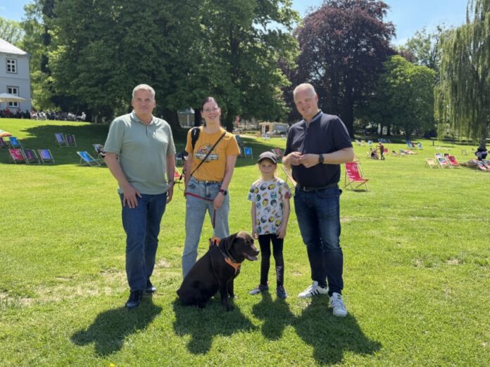 100.000 Besuchende bei der LaGa erreicht. (von links): Stadtdirektor Mike Schmidt, Zuzanna Brehova mit Hündin Leya und Tochter Natalia sowie LaGa-Geschäftsführer Benjamin Lotz.