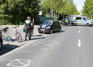 Schwerer Fahrradunfall in Hannover-Vinnhorst: Radfahrer lebensgefährlich verletzt Unfall zwischen PKW und Radfahrer