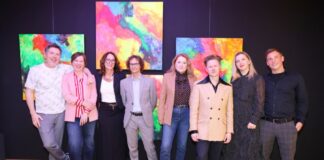 Die Künstler der Ausstellung Sehstoff. Mehr sehen. Mehr spühren umgarnt von Organisatoren Michael Panusch und Marco Arndt