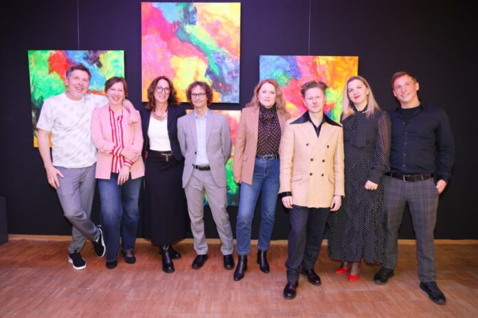 Die Künstler der Ausstellung Sehstoff. Mehr sehen. Mehr spühren umgarnt von Organisatoren Michael Panusch und Marco Arndt