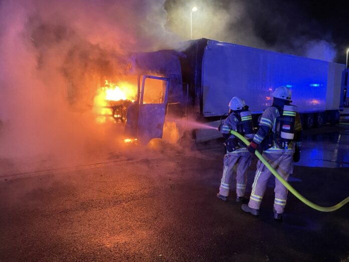 LKW brennt auf Raststätte Lehrter See LKW brennt auf A2-Rastanlage Lehrter See Nord – Fahrer rettet sich rechtzeitig