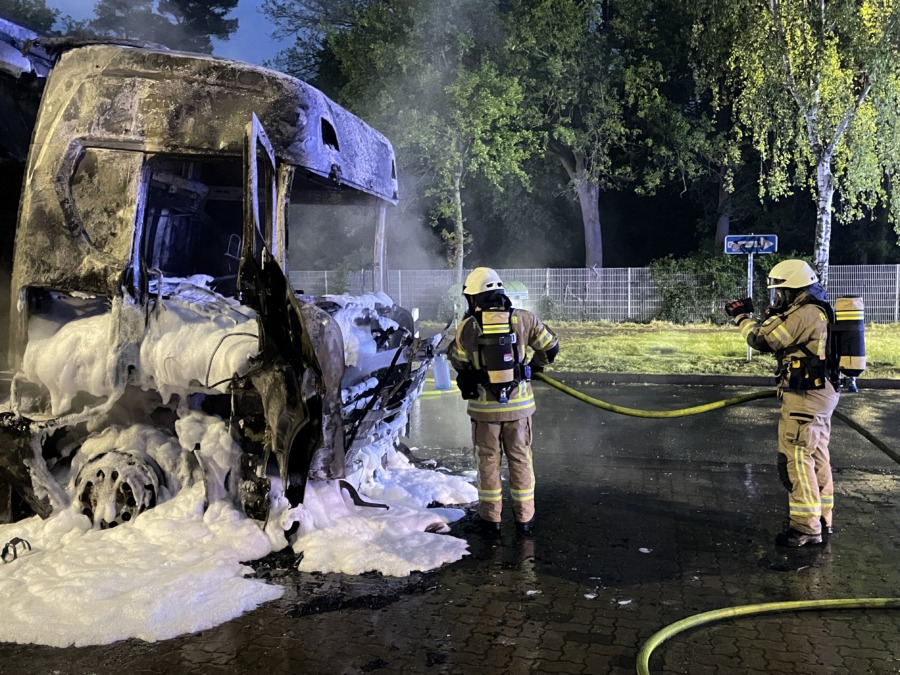 lkw brennt auf a2-rastanlage lehrter see nord – fahrer rettet sich rechtzeitig lkw brennt auf raststätte lehrter see