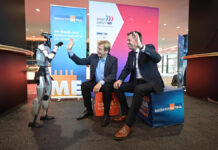 IdeenExpo 2026 in Hannover mit Ausstellerrekord und Mitmach-Technik Dr. Volker Schmidt und Olaf Lies mit einem humanoiden Roboter von NiedersachsenMetall.