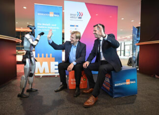 IdeenExpo 2026 in Hannover mit Ausstellerrekord und Mitmach-Technik Dr. Volker Schmidt und Olaf Lies mit einem humanoiden Roboter von NiedersachsenMetall.