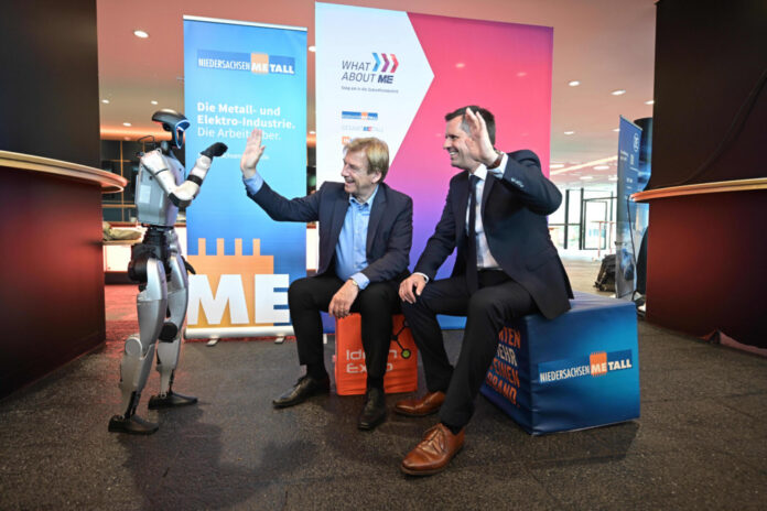 Dr. Volker Schmidt und Olaf Lies mit einem humanoiden Roboter von NiedersachsenMetall.