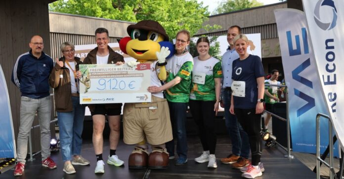 Scheckübergabe - 9.120 Euro für das Gibbon-Artenschutzprojekt