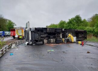 verkehrsununfall autobahn a2: lkw unfall blockiert alle 3 fahrspuren