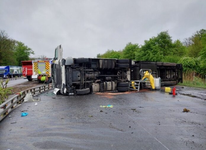 Verkehrsununfall Autobahn A2: LKW Unfall blockiert alle 3 Fahrspuren