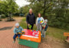 vom wunsch zur wirklichkeit: erste sandspielzeugkiste in langenhagen eröffnet. hinter der kiste, v.l.n.r. mirko heuer, annelie dobewall mit kindern.