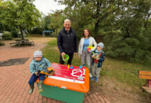 Erste Sandspielzeugkiste auf Spielplatz in Langenhagen eröffnet Vom Wunsch zur Wirklichkeit: Erste Sandspielzeugkiste in Langenhagen eröffnet. Hinter der Kiste, v.l.n.r. Mirko Heuer, Annelie Dobewall mit KIndern.
