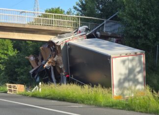 lkw-unfall auf der a2: zwei männer sterben bei unfall auf der autobahn zwischen hannover-bothfeld und langenhagen.