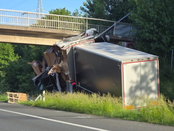 LKW-Unfall auf der A2: Zwei Männer sterben bei Unfall auf der Autobahn zwischen Hannover-Bothfeld und Langenhagen.