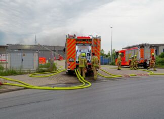 Großbrand im Gewerbepark Lohweg: Lagerhalle in Anderten brennt Großbrand in Lager- und Logistikhalle in Anderten