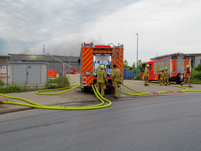 Großbrand in Lager- und Logistikhalle in Anderten