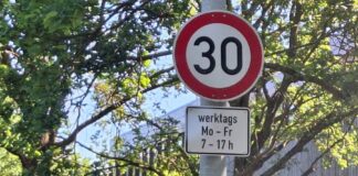 Tempo 30 vor Gymnasium: Stadt passt Beschilderung in der Theodor-Heuss-Straße an