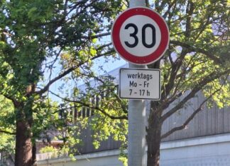 tempo 30 vor gymnasium: stadt passt beschilderung in der theodor-heuss-straße an
