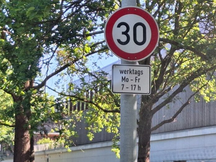 Tempo 30 Tempo 30 vor Gymnasium: Stadt passt Beschilderung in der Theodor-Heuss-Straße an