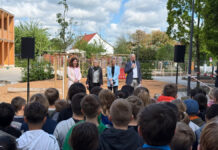 Neuer Schulhof an der Grundschule Engelbostel offiziell eröffnet Eröffnung Außenanlage GS Engelbostel (v.l.n.r. Frau Haller, Frau Wendland, Frau Hübner und Herr Heuer)