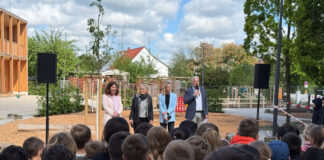 Eröffnung Außenanlage GS Engelbostel (v.l.n.r. Frau Haller, Frau Wendland, Frau Hübner und Herr Heuer)