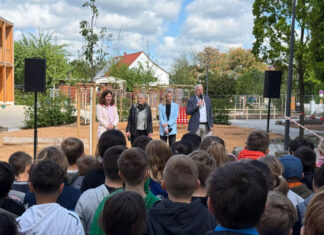 Neuer Schulhof an der Grundschule Engelbostel offiziell eröffnet Eröffnung Außenanlage GS Engelbostel (v.l.n.r. Frau Haller, Frau Wendland, Frau Hübner und Herr Heuer)