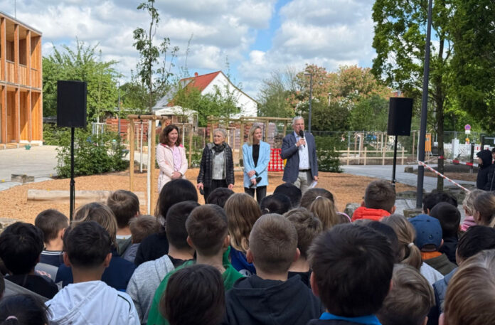 Eröffnung Außenanlage GS Engelbostel (v.l.n.r. Frau Haller, Frau Wendland, Frau Hübner und Herr Heuer)