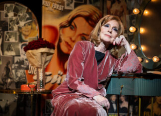hildegard-knef-musical gastiert im theatersaal langenhagen theater für niedersachsen: „der geschenkte gaul“, im bild: silke dubilier (hilde)