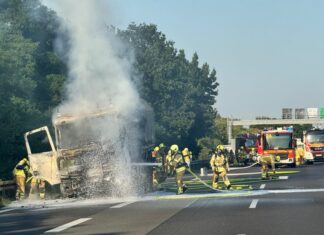 LKW-Brand auf der A2 bei Garbsen sorgt für Vollsperrung LKW-Brand auf der A2 bei Garbsen sorgt für Vollsperrung