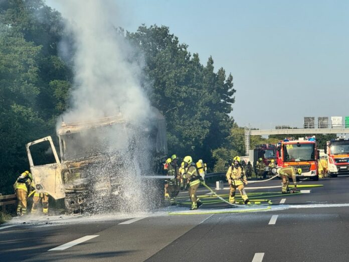 LKW-Brand auf der A2 bei Garbsen sorgt für Vollsperrung