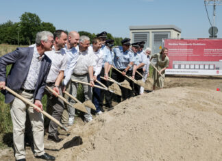 feuerwehrhaus godshorn: spatenstich für 11,4-millionen-projekt erfolgt feuerwehr godshorn - 1. spatenstich - neues feuerwehrhaus an der dieter-liedkte-straße in godshorn.