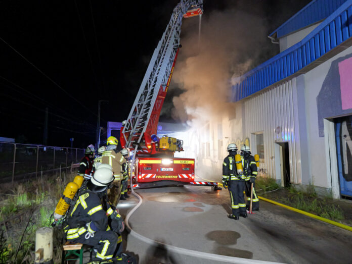 Großalarm in Wunstorf! Großbrand auf ehemaligem Fabrikgelände – Feuerwehr im Großeinsatz