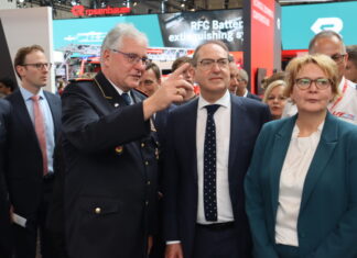 INTERSCHUTZ 2026 stärkt Zusammenhalt der Feuerwehrwelt DFV-Präsident Karl-Heinz Banse mit BUndesinnenminister Alexander Dobrindt und NIedersachsens Innenministerin Daniela Behrens.
