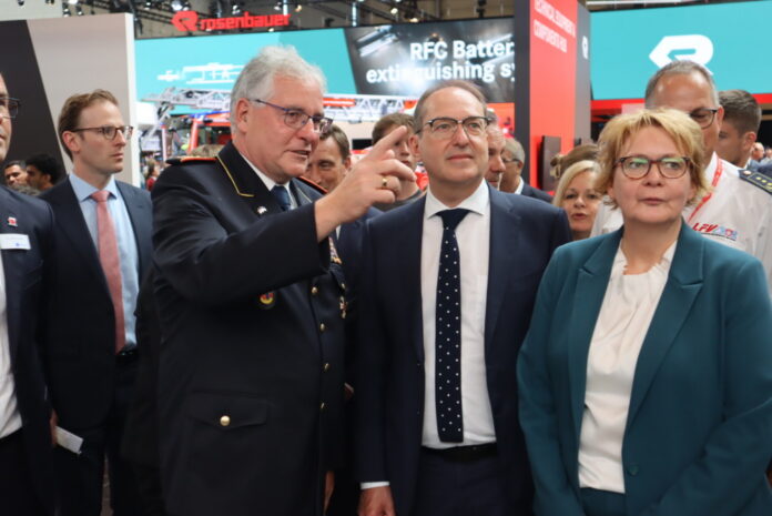DFV-Präsident Karl-Heinz Banse mit BUndesinnenminister Alexander Dobrindt und NIedersachsens Innenministerin Daniela Behrens.
