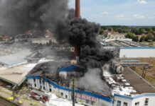 großbrand in wunstorf: lagerhalle brennt vollständig aus großbrand in wunstorf - lagerhalle in vollbrand.