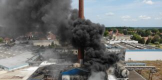 Großbrand in Wunstorf - Lagerhalle in Vollbrand.