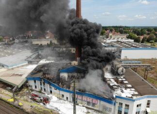 großbrand in wunstorf - lagerhalle in vollbrand.