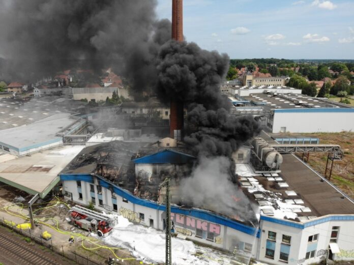 Großbrand in Wunstorf - Lagerhalle in Vollbrand. Großbrand in Wunstorf - Lagerhalle in Vollbrand.