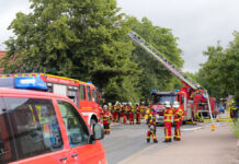 Badezimmerbrand löst Großeinsatz der Feuerwehr in Isernhagen K.B. aus Feuerwehreinsatz - Isernhagen - Dorfstraße