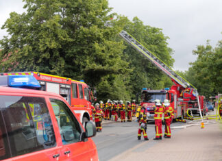 Badezimmerbrand löst Großeinsatz der Feuerwehr in Isernhagen K.B. aus Feuerwehreinsatz - Isernhagen - Dorfstraße